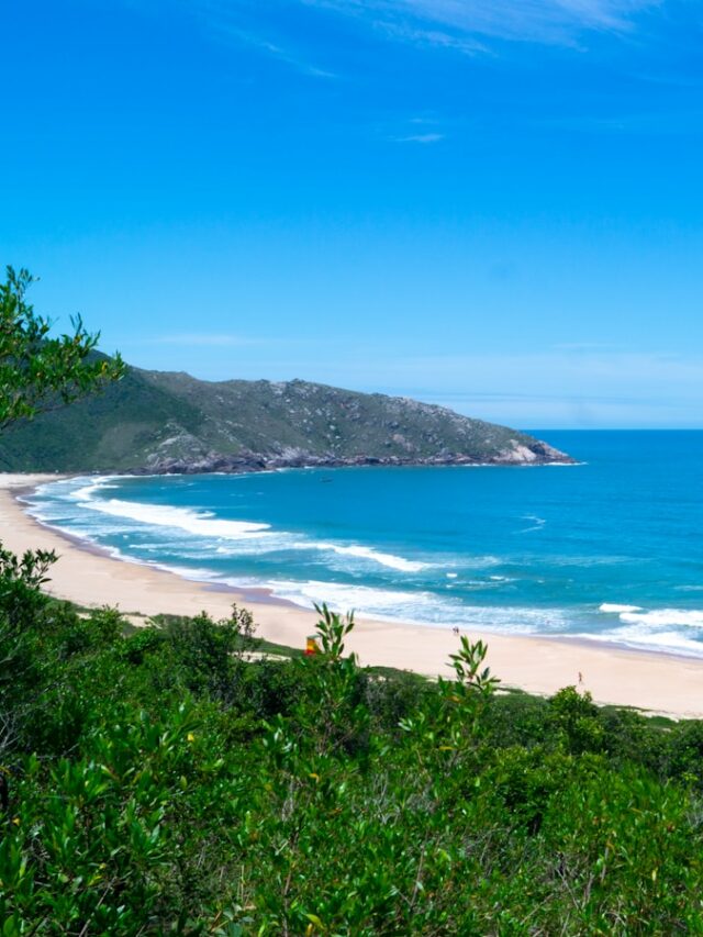 Trilha para a Praia de Lagoinha do Leste em Florianópolis, Brasil: Uma Aventura no Paraíso