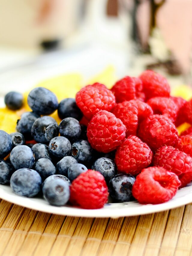 Blueberries vs. raspberries: Dietitians reveal which has more fiber, antioxidants